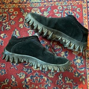 Salomon Black Hiking Moccasin Size 4.5